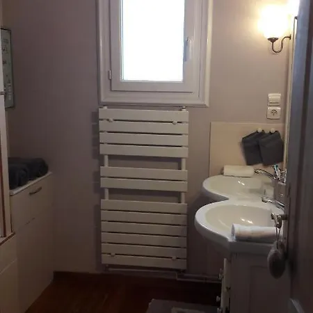 D'hote - La Ruche Des Bleuets 3*